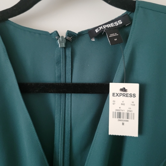 Express Twist Front Short Sleeve V-Neck in Emerald Green - Picture 4 of 9